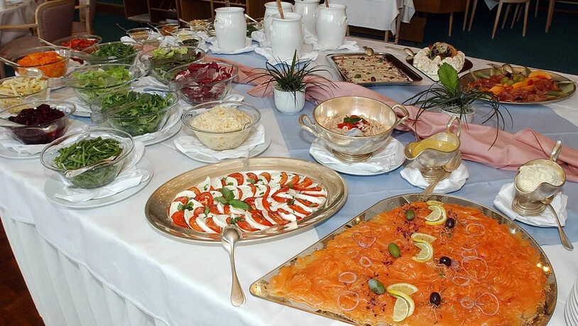 Ein prächtiges Buffet praesentiert sich den Parlamentarier zum Mittagslunch. Sessiun Blick hinter die Kulissen