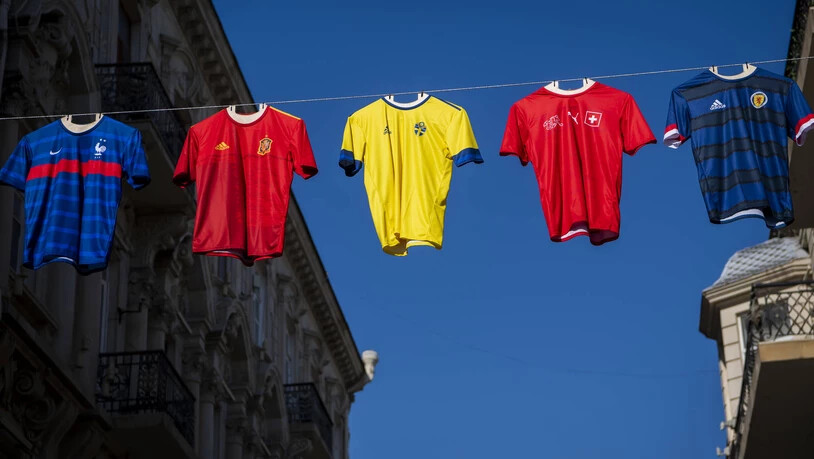 Die Trikots von Frankreich, Spanien, Schweden, Schweiz und Schottland hängen in den Strassen von Baku. AZERBAIJAN SOCCER EURO 2020 SWITZERLAND
