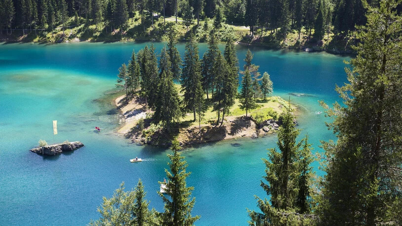 Über dem Caumasee kehrt Ruhe ein.