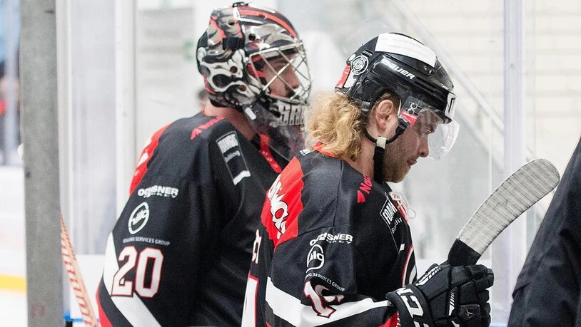 Ein weiterer unschöner Churer Eishockeyabend: Leon Vincent Sarkis (links) und Dennis Urech verlassen nach der Niederlage gegen Huttwil enttäuscht das Eis. Ein weiterer unschöner Churer Eishockeyabend: Leon Vincent Sarkis (links) und Dennis Urech verlassen nach der Niederlage gegen Huttwil enttäuscht das Eis.