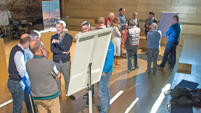 Giovanni Netzer (vierter von links) und Gemeindevertreter diskutieren in der Clavadeira in Riom über die Zukunft der Region Parc Ela. Giovanni Netzer (vierter von links) und Gemeindevertreter diskutieren in der Clavadeira in Riom über die Zukunft der Region Parc Ela.