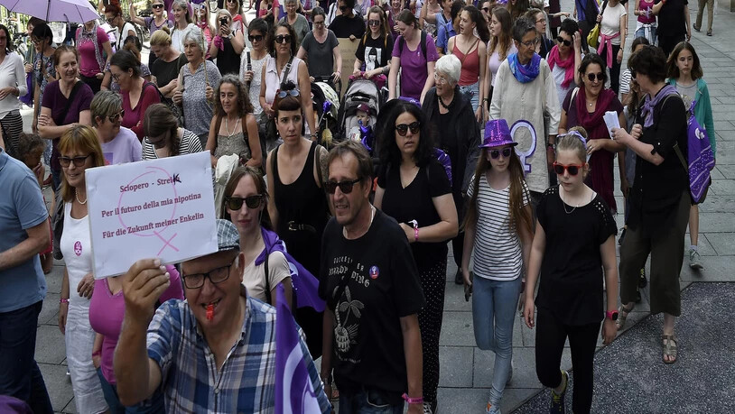 Über 1000 Frauen und einige Männer marschierten mit.