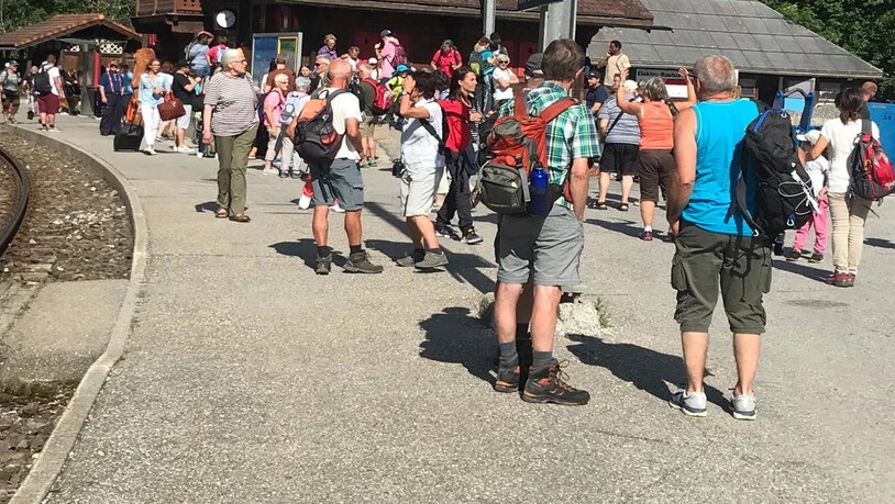 Die Passagiere warten in St. Peter auf den Bahnersatz.