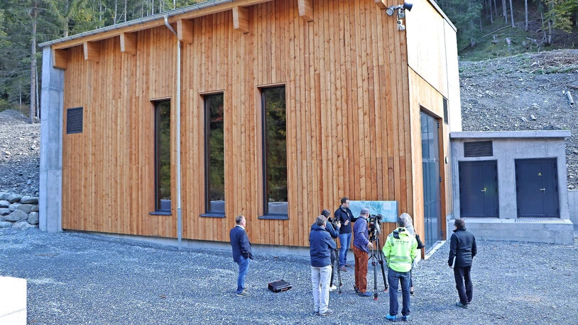 Energie aus heimischer Wasserkraft: In dem Holzgebäude ist das neue Kraftwerk Schanielabach untergebracht.
