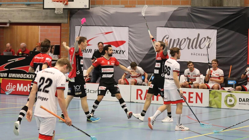 Chur Unihockey durfte lange auf einen Sieg hoffen, unterlag Uster aber in der Verlängerung.