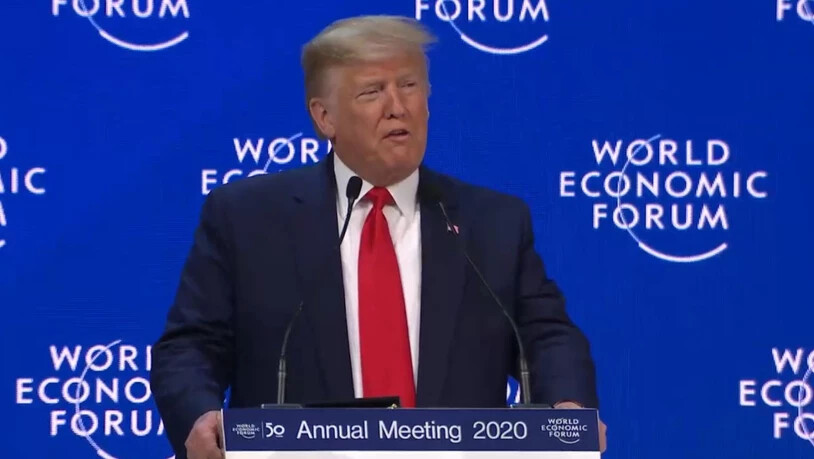 Donald Trump betritt die Bühne.