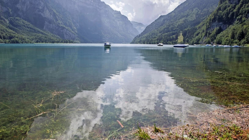Genug Wasser: Bevor der Klöntalersee im September stark abgesenkt wird, müssen bis Ende August alle Boote ausgewässert werden.Archivbild Sasi Subramaniam Genug Wasser: Bevor der Klöntalersee im September stark abgesenkt wird, müssen bis Ende August alle Boote ausgewässert werden.Archivbild Sasi Subramaniam