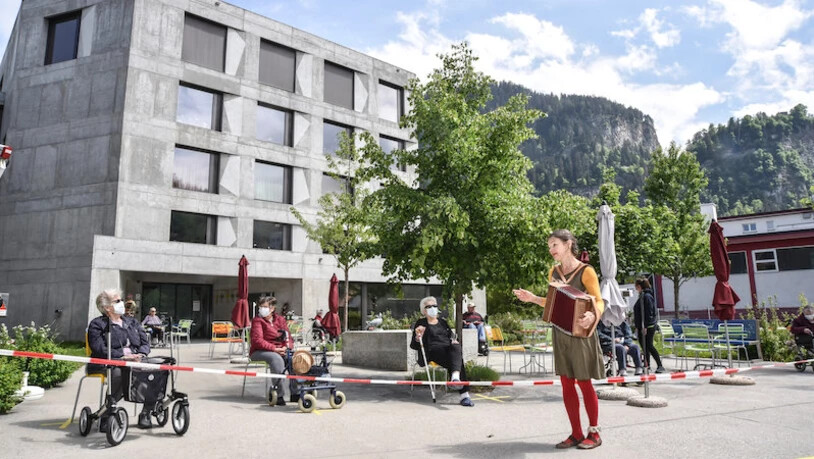 Katharina Fedier tritt als Aurikla in Thusis nur noch hinter einem Absperrband auf dem Platz vor dem Altersheim auf. Katharina Fedier tritt als Aurikla in Thusis nur noch hinter einem Absperrband auf dem Platz vor dem Altersheim auf.