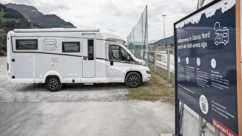 Mehr Bedarf, mehr Angebot: Neu gibt es auf dem Parkplatz der Lintharena in Näfels zehn Stellplätze für Wohnmobile.