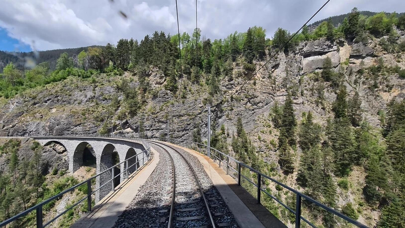 An den Alvra-Steuerwagen werden Kameras montiert. Die Fahrgäste erhalten so den gleichen Ausblick wie der Lokführer.