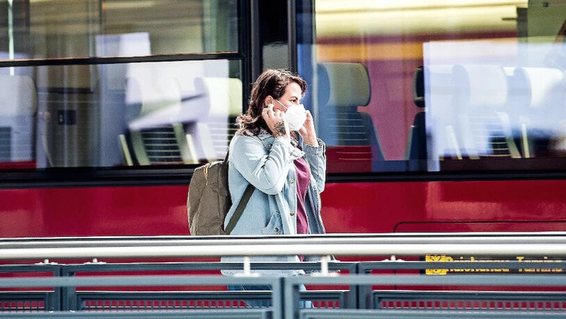 Bald mehr Masken: Ab Montag wird die Schutzmaske im öffentlichen Verkehr Pflicht – derzeit wird sie nur vereinzelt getragen, so wie hier in Chur. 