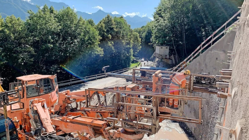 Bald geht es in den Berg: Die Vorarbeiten am Kerenzerberg sind gemacht, bald beginnt der Vortrieb für den Sicherheitsstollen. Bald geht es in den Berg: Die Vorarbeiten am Kerenzerberg sind gemacht, bald beginnt der Vortrieb für den Sicherheitsstollen.
