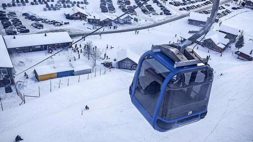 Skitag in Elm: Der Parkplatz ist gut gefüllt.
