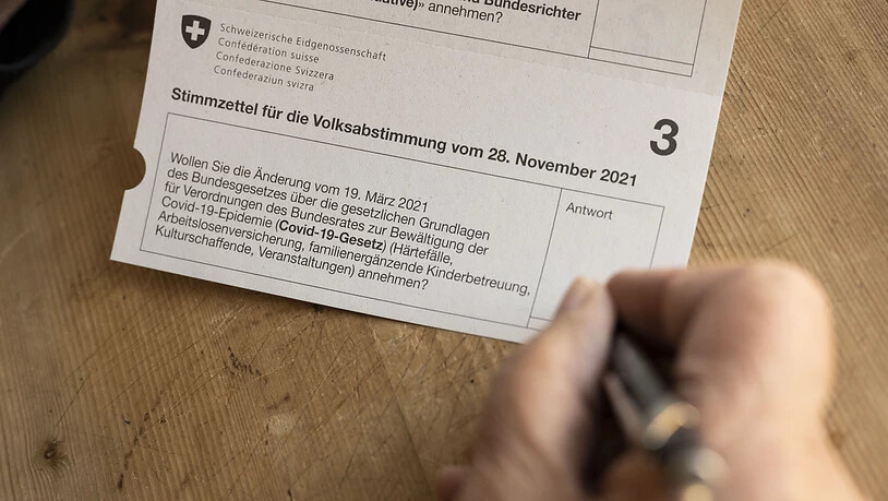 Die Mehrheit der Stimmbevölkerung hat deutlich Ja gestimmt zum geänderten Covid-19-Gesetz. Damit bleibt auch die Grundlage für das Covid-Zertifikat bestehen. (Symbolbild)