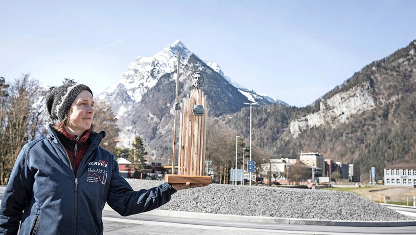 Künstlerin und Werk: Noch muss man mit der Perspektive spielen, um Jacky Orlers Fridolinsskulptur auf dem Zubringerkreisel zu sehen. Künstlerin und Werk: Noch muss man mit der Perspektive spielen, um Jacky Orlers Fridolinsskulptur auf dem Zubringerkreisel zu sehen.