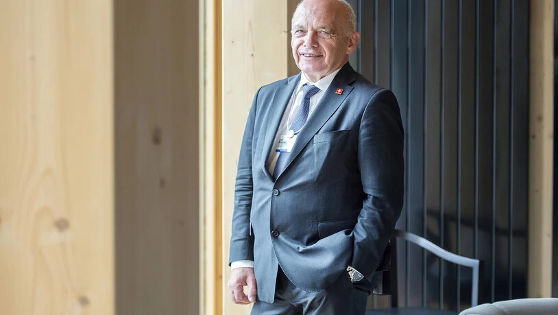 Eine Vermittlung der Schweiz zwischen den Kriegsparteien Russland und der Ukraine sei derzeit nahezu unmöglich. Das sagt Finanzminister Ueli Maurer im grossen Interview mit der «Südostschweiz». Die Tür für Moskau müsse aber offen bleiben. «Denn Russland wird international wieder eine Rolle spielen müssen.»