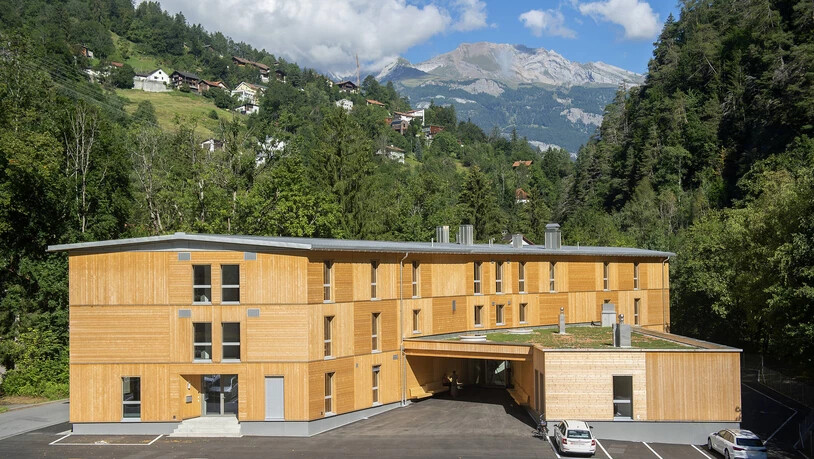 Am Stadtrand: Das neue Asyl-Erstaufnahmezentrum im Quartier Meiersboden in Chur ist nun vollendet und dies zum perfekten Zeitpunkt. Denn die Asylzahlen sind in diesem Jahr stark angestiegen. Der Neubau erhöht zumindest kurzfristig die Kapazitäten im Bündner Asylwesen.