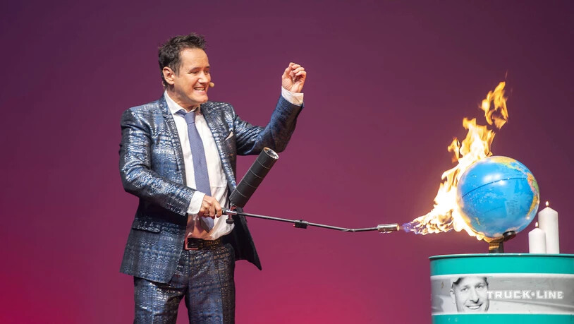 Spektakulär: Rund 300  Teilnehmerinnen und Teilnehmer haben am Donnerstag das 24.  Wirtschaftsforum Graubünden mitverfolgt. Unter anderem kamen sie in den Genuss eines feurigen Auftritts von Dietmar Dahmen.