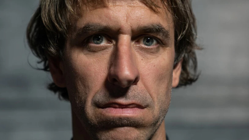 Regisseur Laurent Wyss hat die Geschichte des gewaltbereiten Rentners Peter Hans Kneubühl verfilmt. "Wir haben versucht, die Geschichte eines Mannes, der in einen fatalen Strudel geraten ist, realistisch wiederzugeben. Er war gefangen in sich selbst",…