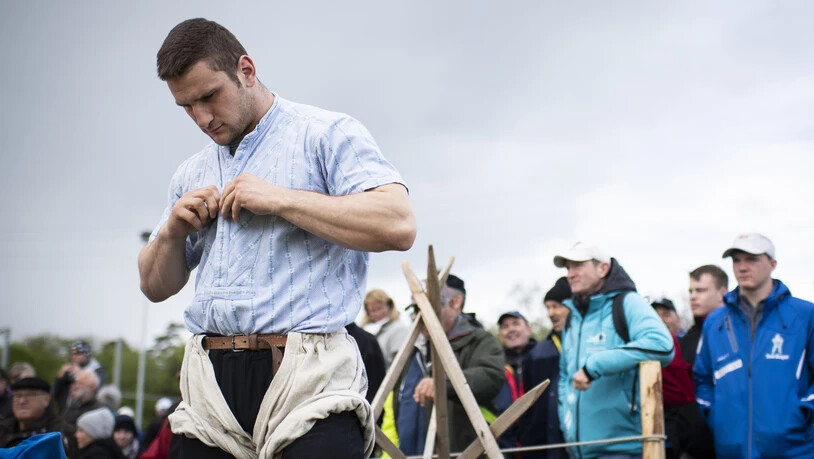 Der Bündner Schwinger Armon Orlik bereitet sich am Thurgauer Kantonalschwingfest auf den nächsten Gang vor.