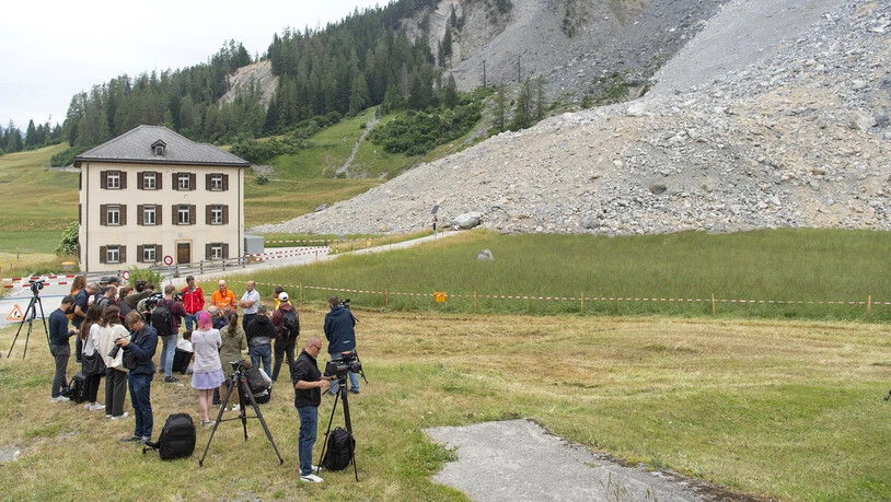 Ein eindrückliches Bild: Am Mittwoch informierte der Gemeindeführungsstab von Albula/Alvra vor dem imposanten Schuttkegel die angereisten Medienschaffenden im immer noch evakuierten Dorf Brienz/Brinzauls.