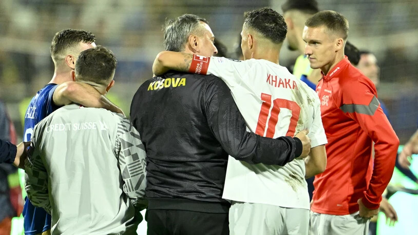 Gegenseitige Zuneigung nach dem Schlusspfiff: Granit Xhaka herzt Kosovos Nationalcoach Primoz Gliha