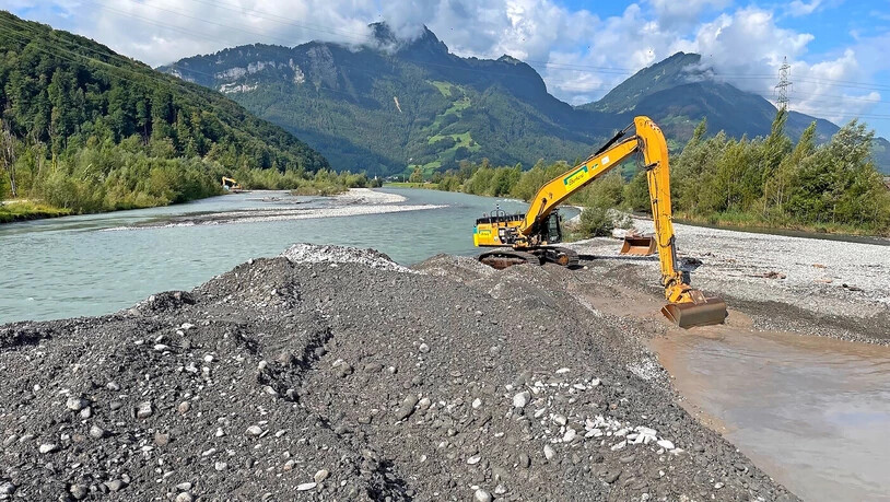 Platz schaffen: Ein Bagger entnimmt 2021 Kies im Chli Gäsitschachen kurz vor dem Walensee.