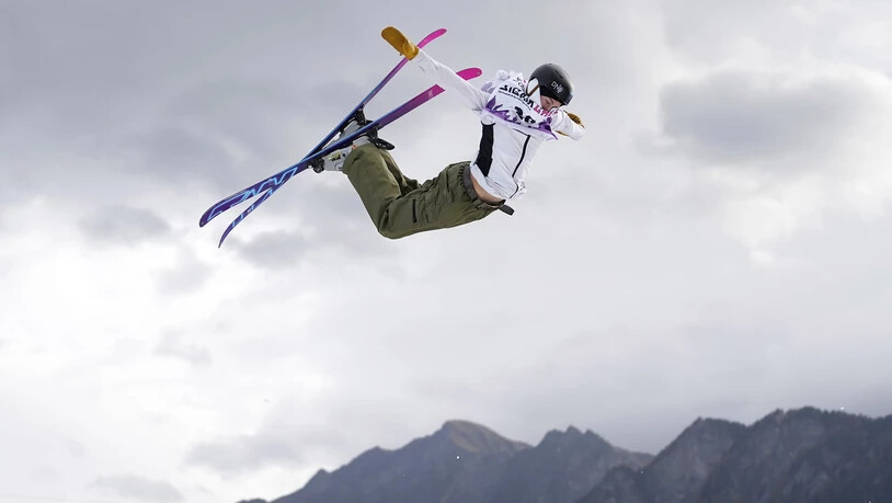 Nur fliegen ist schöner: Der Norweger Leo Landroe zeigt am Big Air Chur 2022 einen ganz speziellen Dab-Sprung.