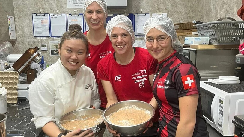 Schweizer Köchinnen: Die Unihockey-Nationalspielerinnen Lara Heini, Marylin Thomi und Andrea Gämperli (von rechts nach links) präsentieren ihr Tobleronemousse. Schweizer Köchinnen: Die Unihockey-Nationalspielerinnen Lara Heini, Marylin Thomi und Andrea Gämperli (von rechts nach links) präsentieren ihr Tobleronemousse.