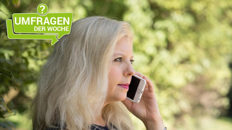 Telefonieren in der Öffentlichkeit: Mit dem Smartphone sind Menschen überall und immer erreichbar. Auch im Park.