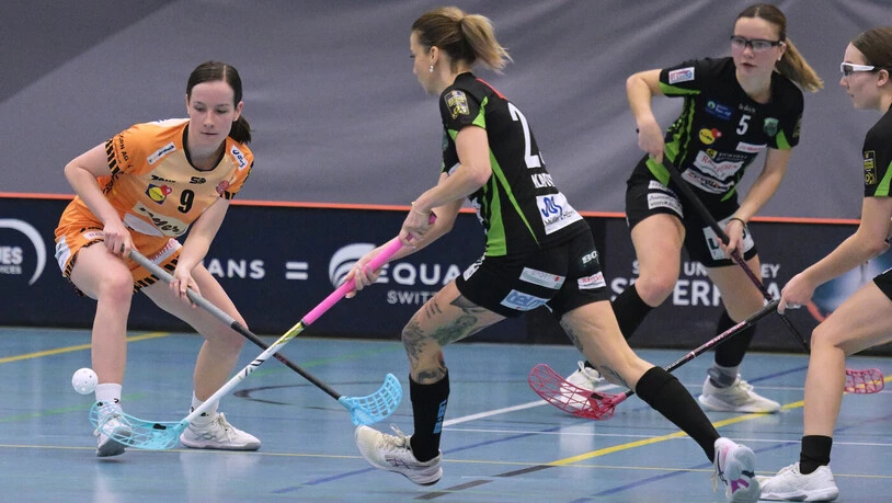 Voller Fokus: Piranha Churs Soraya Gansner (links) lässt den Ball nicht aus den Augen.