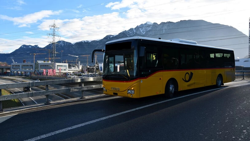 Zusammenstoss: Eine Falschfahrerin touchiert im Kreisverkehr Chur Süd ein Postauto und entfernt sich anschliessend vom Unfallort. Zusammenstoss: Eine Falschfahrerin touchiert im Kreisverkehr Chur Süd ein Postauto und entfernt sich anschliessend vom Unfallort.