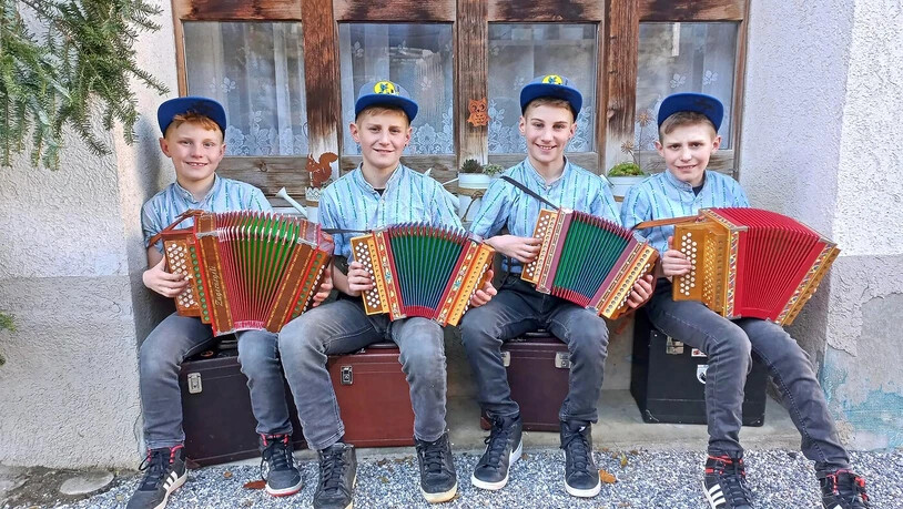 Spielen bei den Grossen: Edi, Roger, Ivo und Koni Inderbitzin (von links) treten immer wieder zusammen mit der Kapelle Schanfigger Mix auf. Spielen bei den Grossen: Edi, Roger, Ivo und Koni Inderbitzin (von links) treten immer wieder zusammen mit der Kapelle Schanfigger Mix auf.