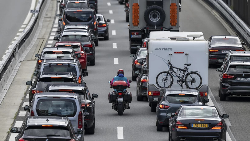 Der Gotthard-Stau am Pfinsgtsamstag ist seit vielen Jahren ein gewohntes Bild. (Archivbild)