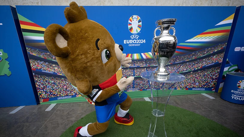 EM-Maskottchen Albärt mit dem begehrten Pokal