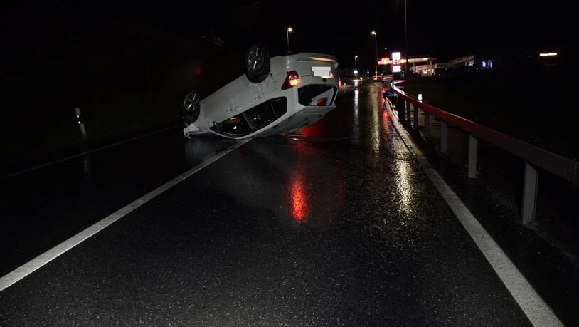 Über die Fahrbahn geschleudert: Das Unfallauto prallte in eine Leitplanke und blieb danach auf dem Dach liegen.