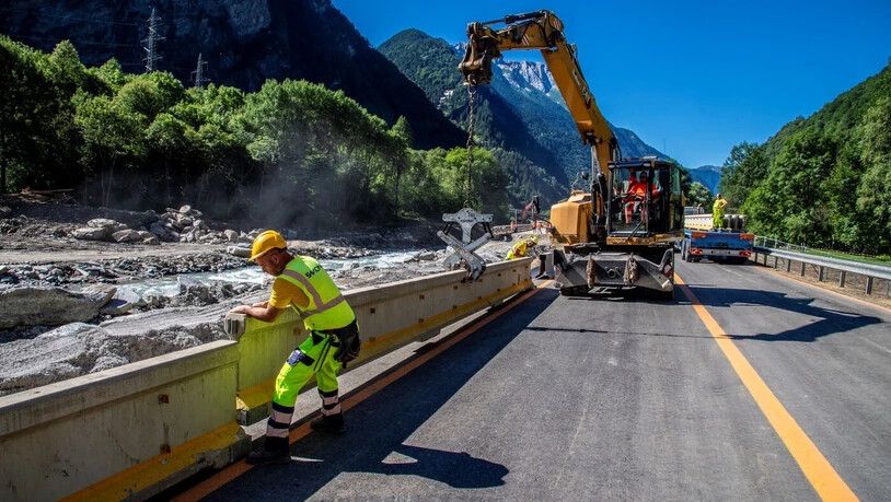30 Bauarbeitende im Einsatz: Rund um die Uhr wurde gearbeitet, um die zweitwichtigste Verbindung durch die Schweiz in den Süden wieder zu öffnen.