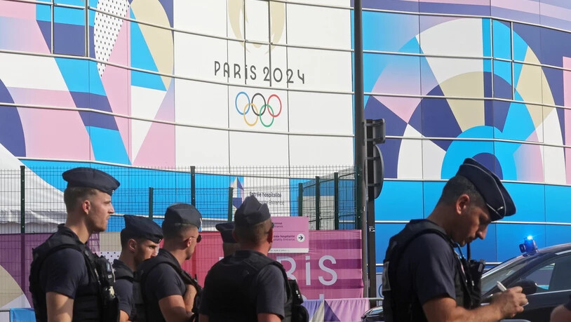 Omnipräsent: Polizisten patrouillieren vor dem Fussballstadion Parc des Princes. Omnipräsent: Polizisten patrouillieren vor dem Fussballstadion Parc des Princes.