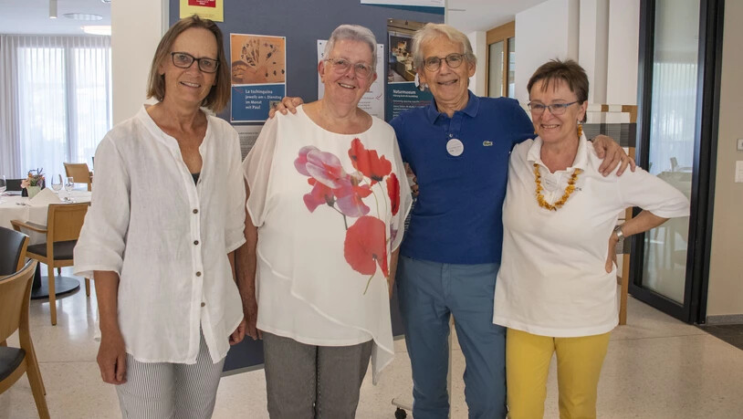 Von Seniorinnen für Senioren (v.l.): Die Co-Leiterinnen Margrit Cantieni Casutt und Isabella Augustin-Hitz sowie die Freiwilligen Aldo Fiscalini und Ewa Schumacher.