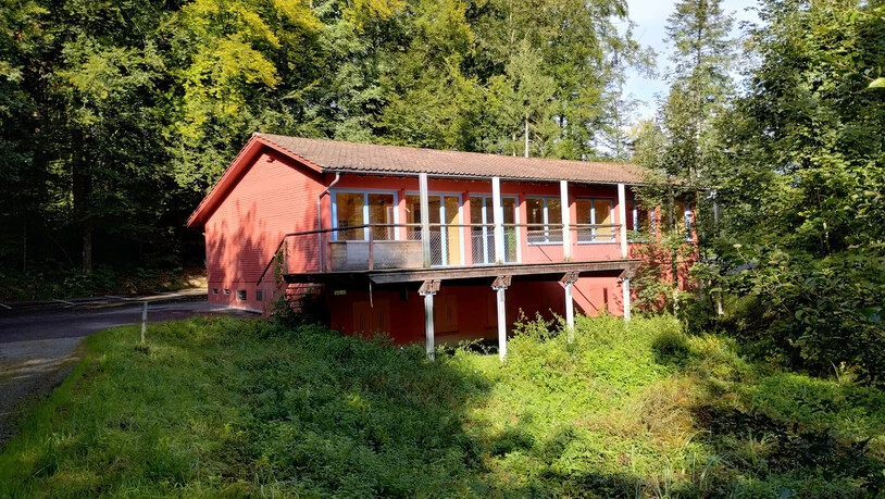 Gut gehütet: Der Gefesselte soll das Cevi-Haus in Jona beschmiert haben. Gut gehütet: Der Gefesselte soll das Cevi-Haus in Jona beschmiert haben.