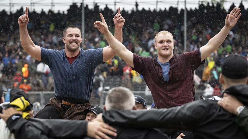 Fabian Staudenmann (links) und Fabio Hiltbrunner auf den Schultern ihrer Berner Teamkollegen