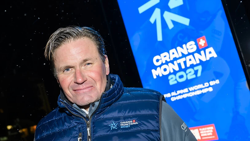 Swiss-Ski-Präsident Urs Lehmann posiert vor dem Logo der Ski-WM 2027 in Crans-Montana