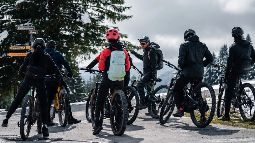 Testen und entdecken: Über 20 Teilnehmende erkundeten auf zwei Touren die schönsten Trails im Bike Kingdom und der Region Plessur. 