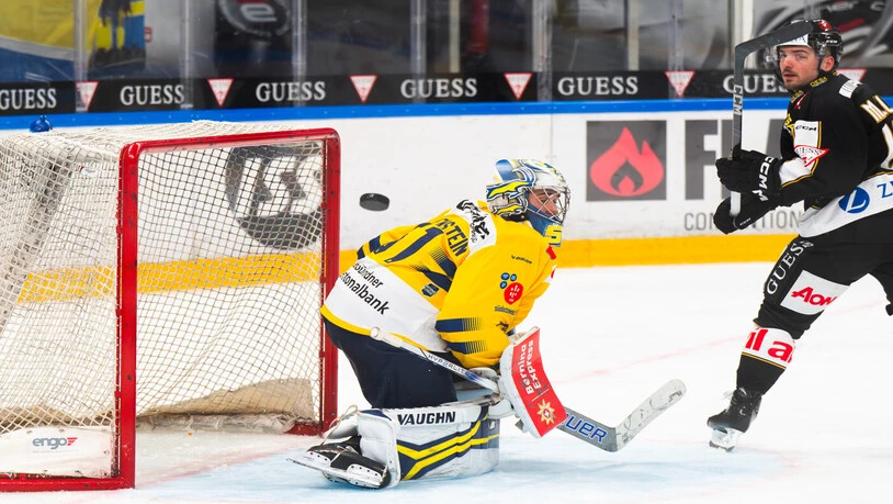 Beim Debüt im HCD-Dress: Goalie Luca Hollenstein muss sich vier Mal von den Tessinern bezwingen lassen.
