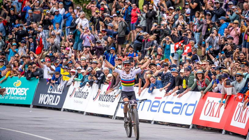 Ein Moment für die Geschichtsbücher: Beim bisher letzten Weltcuprennen in Lenzerheide versetzt Nino Schurter die Massen in Ekstase und holt sich mit seinem 34. Weltcupsieg den alleinigen Rekord.