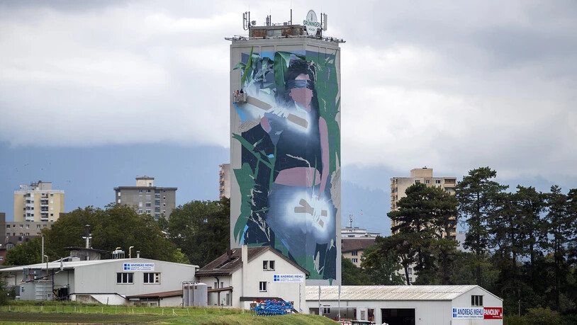 Der Bündner Graffiti-Künstler Fabian «Bane» Florin erstellt jetzt ein neues Kunstwerk am Mühleturm in Chur. 