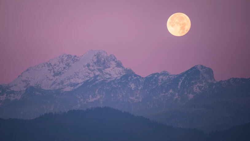 Unser Mond: Einmal im Monat erscheint er als Vollmond in seiner ganzen Pracht. Am Astronomietag in Falera könnt ihr mehr Wissenswertes über diesen Himmelskörper, aber auch noch andere Fakten über das Weltall erfahren.
