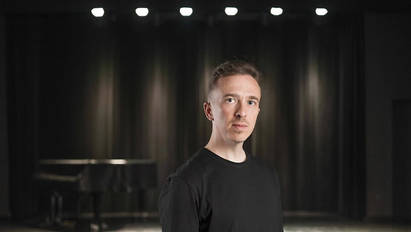 Der Luzerner Béla Rothenbühler ist Dramaturg und Autor. Für seinen schelmischen Dialektroman "Polifon Pervers" schöpft er aus seinen eigenen Erfahrungen am Theater und im Kulturbetrieb. Das Theatermärchen ist in der engen Auswahl für den diesjährigen…