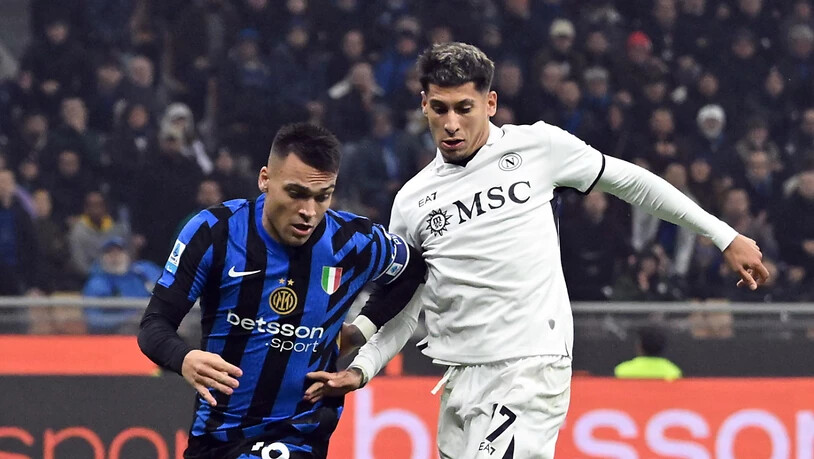 Lautaro Martinez von Inter Mailand im Duell mit Napolis Mathias Olivera