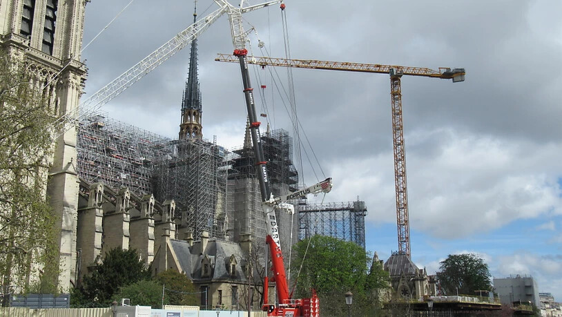 ARCHIV - Der Abbau des Baugerüsts an der Pariser Kathedrale Notre-Dame schreitet fünf Jahre nach dem Großbrand am 15. April 2019 voran. Foto: Sabine Glaubitz/dpa
